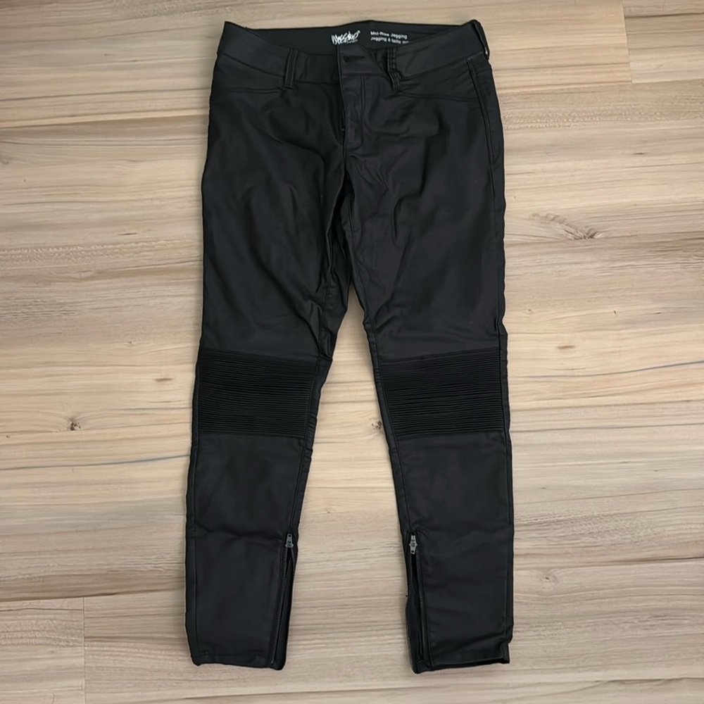 Mid-Rise Jegging in Black